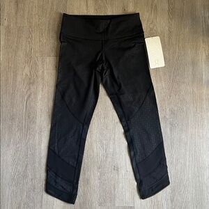 Lululemon NWT Emerged Renewed Crop Black Luxtreme, Size 6